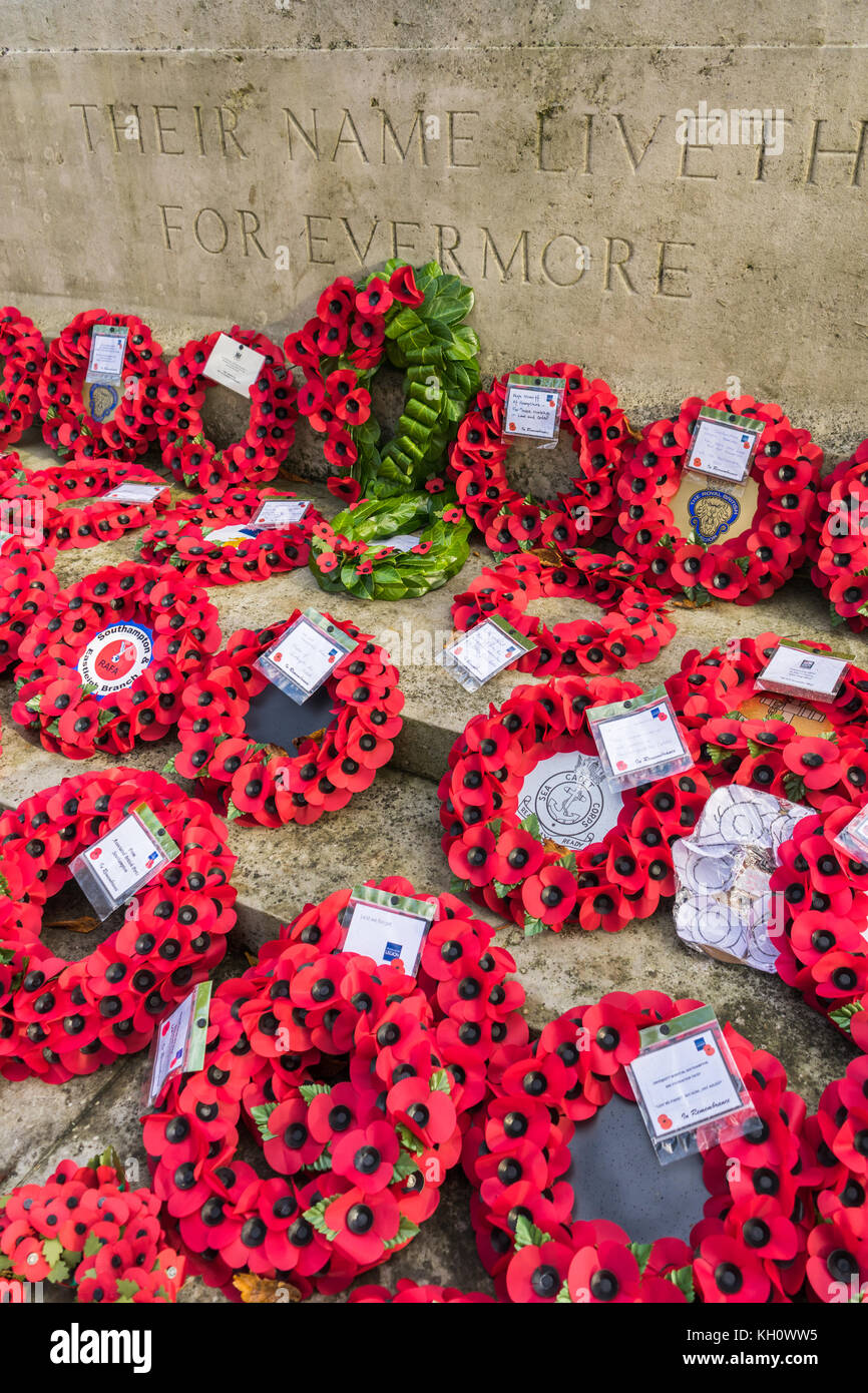Tag der Erinnerung in Southampton, Hampshire, Großbritannien, 12. November 2017. Roter Mohn und Poppy Kränze in Gedenken Sonntag Gedenkfeiern gelegt. Stockfoto