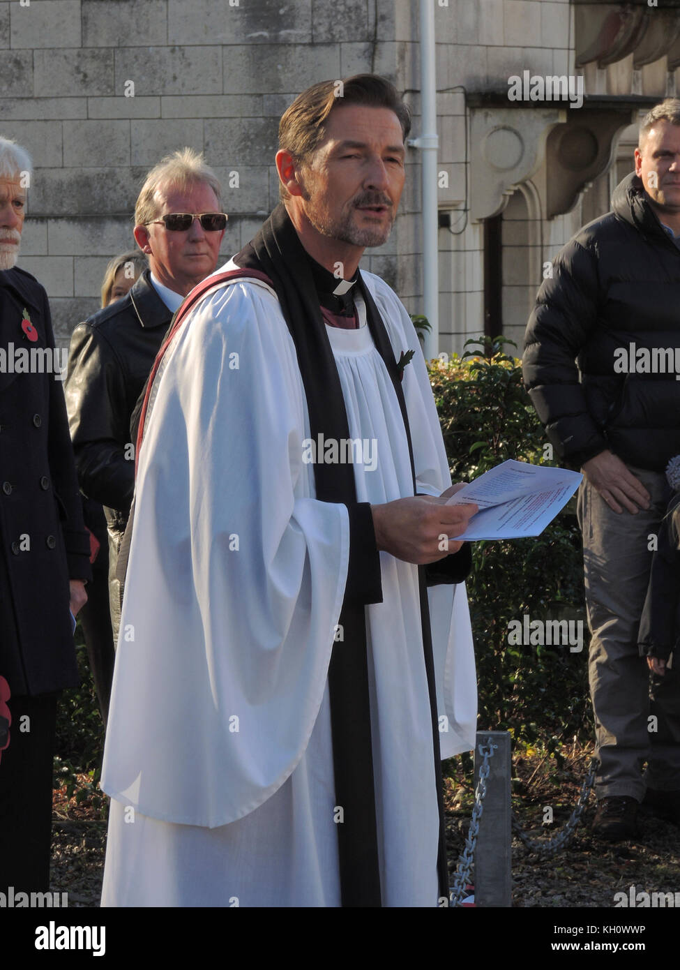 Lisvane, Cardiff, Wales, Vereinigtes Königreich. 12. November 2017. lisvane Dorf Tag der Erinnerung an das ehrenmal. Pfr. Chris Burr den Vorsitz. Der 99. Jahrestag der Beendigung des Großen Krieges (wwi) und 100 Jahre der Schlacht von passchendaele, die so viele in South Wales. Foto: Ian Homer/alamy leben Nachrichten Stockfoto