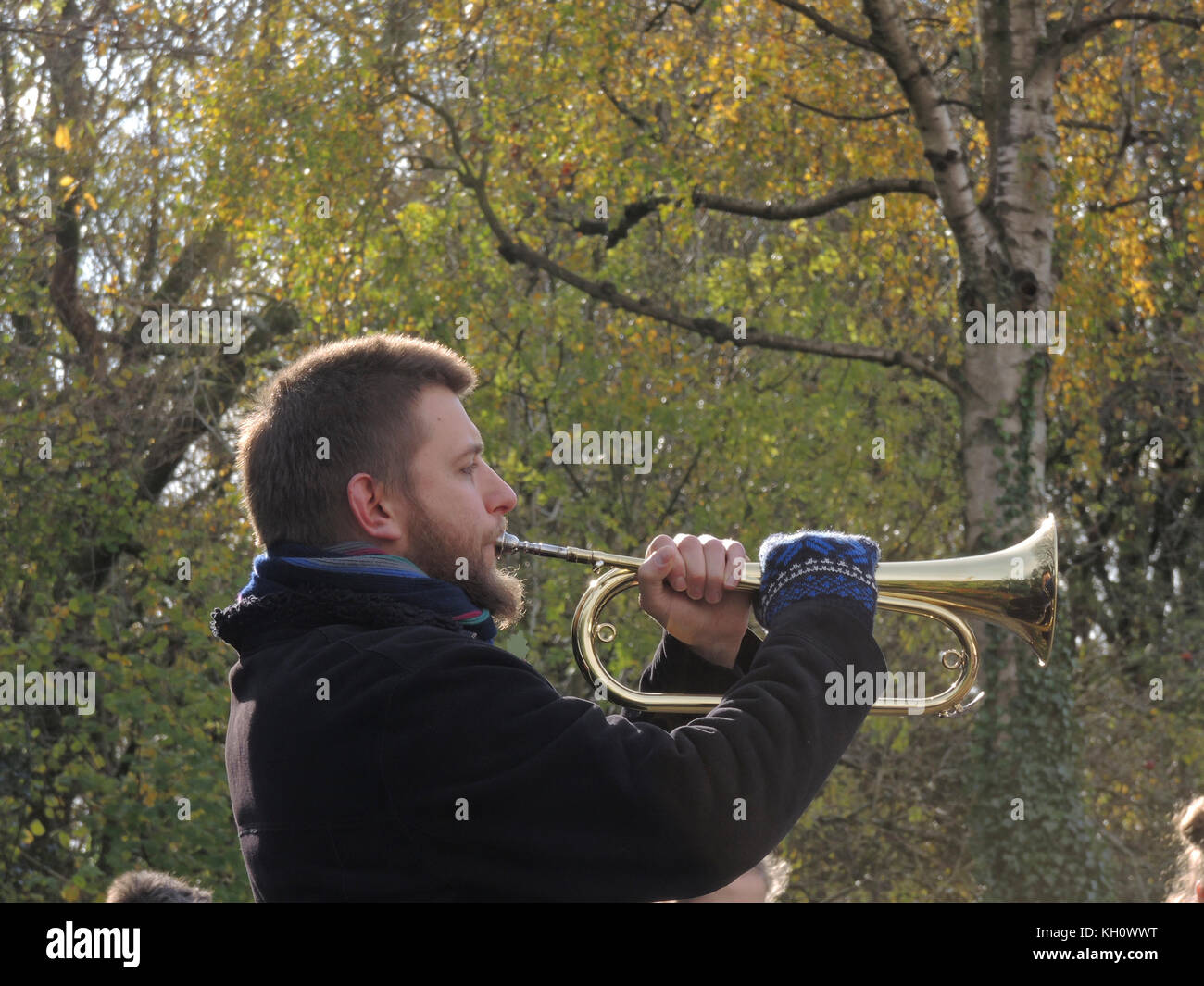 Lisvane, Cardiff, Wales, Vereinigtes Königreich. 12. November 2017. lisvane Dorf Tag der Erinnerung service Hornist am Kenotaph. Pfr. Chris Burr den Vorsitz. Der 99. Jahrestag der Beendigung des Großen Krieges (wwi) und 100 Jahre der Schlacht von passchendaele, die so viele in South Wales. Foto: Ian Homer/alamy leben Nachrichten Stockfoto