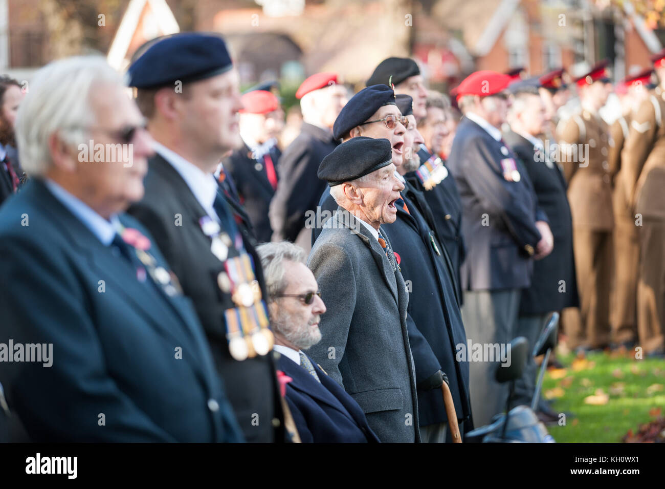 Veteranen und die Mitglieder der Royal Sussex Regiment Association Chichester Filiale singen Sussex Am Meer während der Erinnerung Sonntagsgottesdienst in Chichester Kriegerdenkmal in West Sussex, England​. Stockfoto