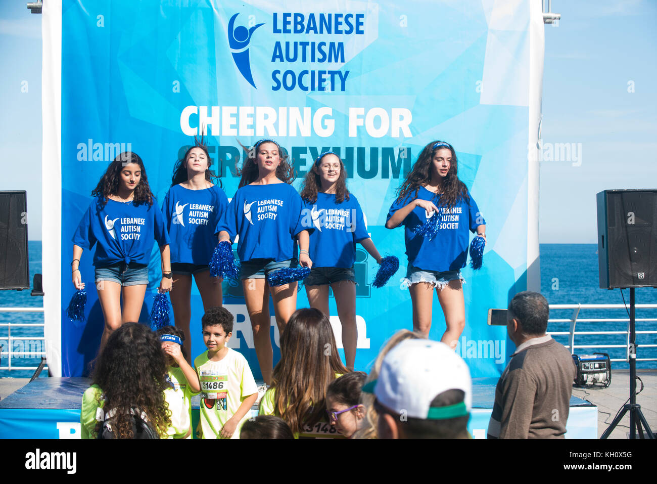 Beirut, Libanon, 12 Nov, 2017 Cheerleadern aus dem libanesischen Autism Gesellschaft Jubel für die Läufer während des Blom Bank Beirut Marathon Beirut Libanon Credit: Mohamad Itani/Alamy leben Nachrichten Stockfoto