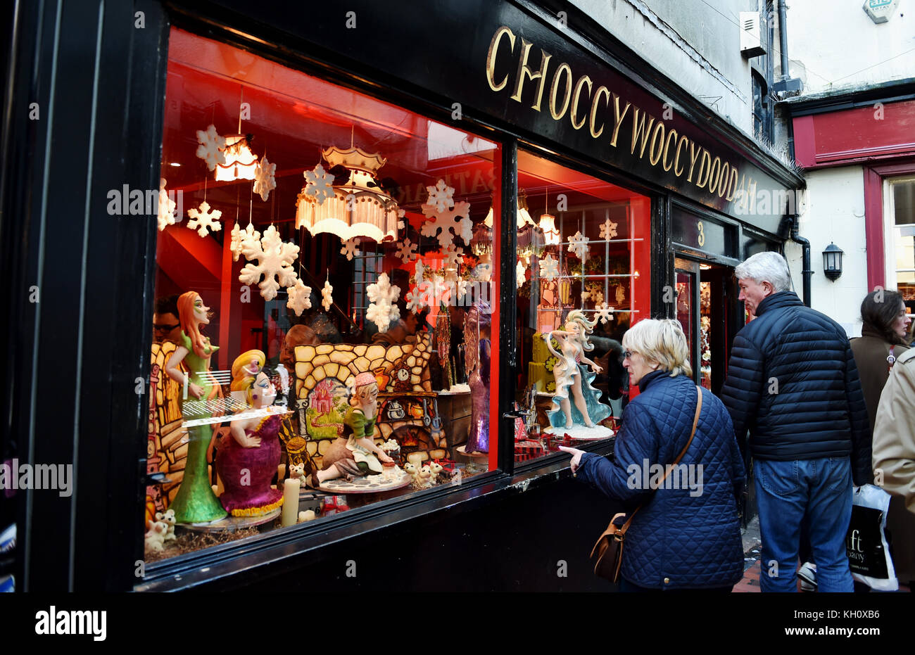 Brighton, Großbritannien, den 12. November 2017 - weihnachtskäufer bewundern Sie die festliche Fenster mit einem Märchen Thema auf dem berühmten choccywoccydoodah Schokolade Shop in den Gassen brighton Foto von Simon dack Credit: Simon dack/alamy leben Nachrichten Stockfoto