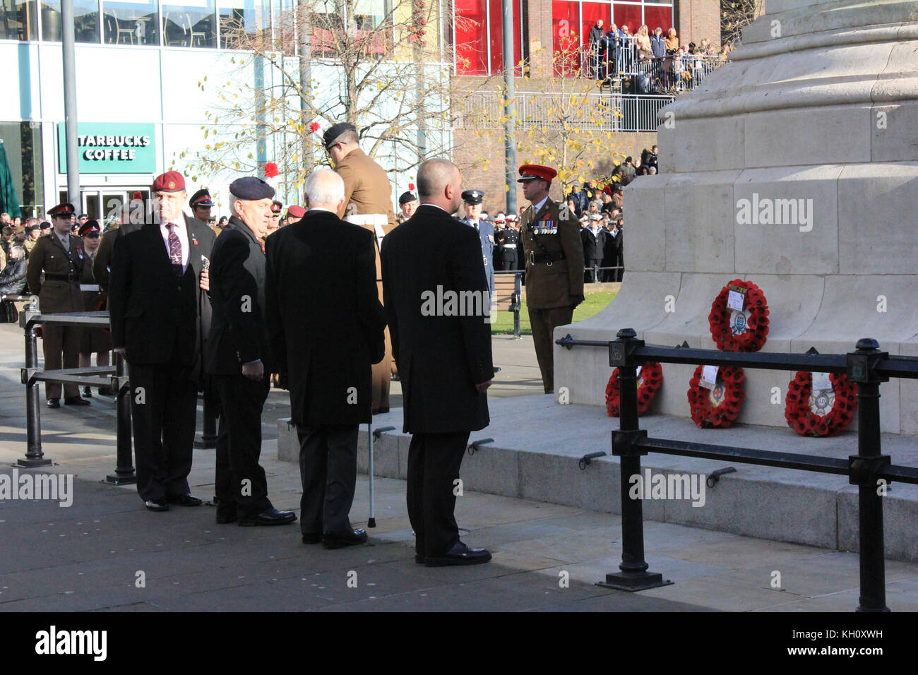 Newcastle, UK. 12 Nov, 2017. Veteranen, Truppen, Band der Königlichen Regiment Füsiliere, Lord-Lieutenant in Erinnerung Sonntag Parade & Kranzniederlegung am Kriegerdenkmal alte Eldon Square, Newcastle upon Tyne, Großbritannien, 12. November 2017 zur Festlegung. David Whinham/Alamy Live News Credit: Stockfoto