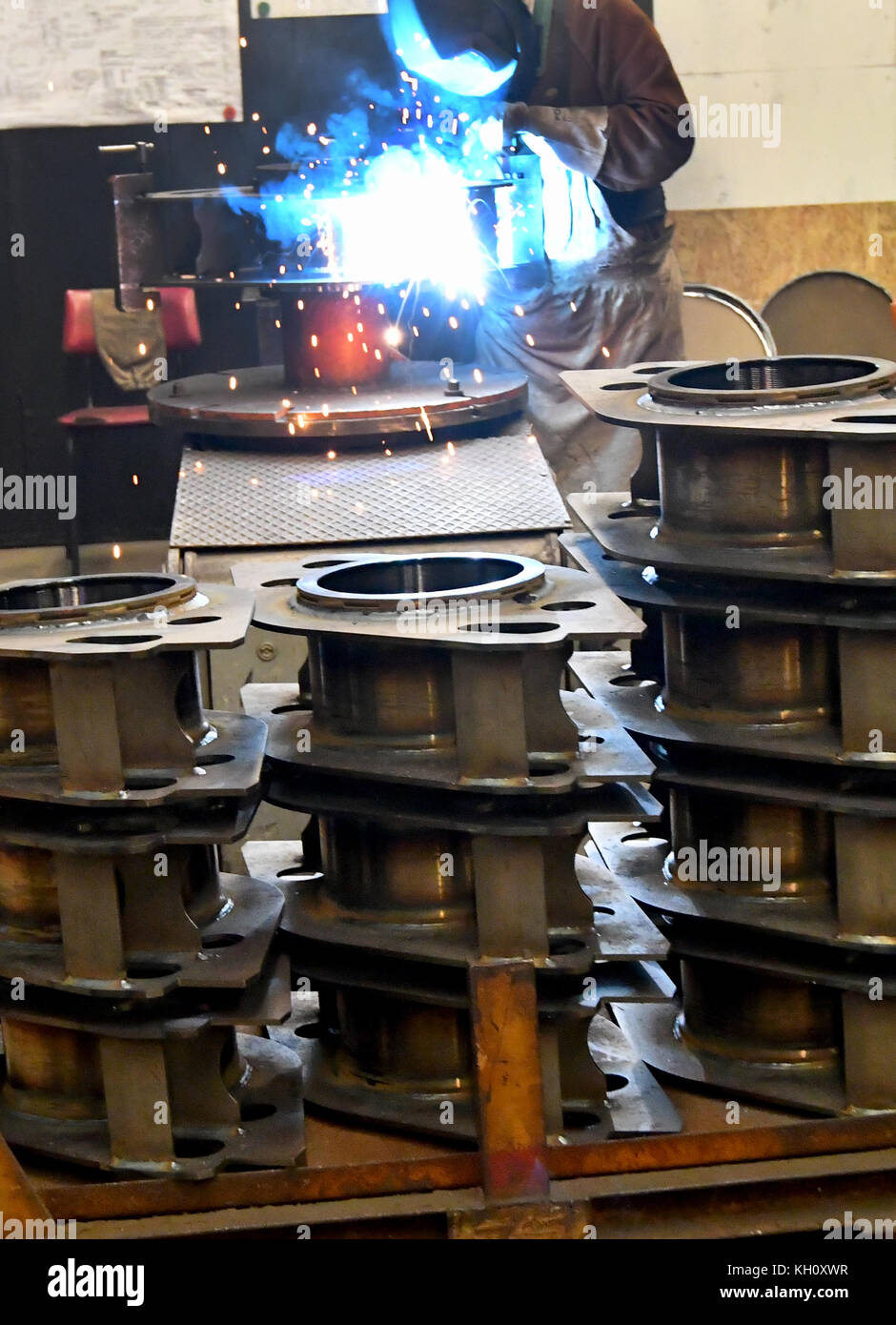 Vetschau, Deutschland. November 2017. Ein Schweißer arbeitet am 9. November 2017 an einem Drehgestell bei der Metallbaufirma TransTec F&E Vetschau GmbH in Vetschau, Deutschland. Das 1867 gegründete Unternehmen beschäftigt 120 Mitarbeiter und ist auf die Herstellung von Drehgestellen für Straßenbahn- und Schienenfahrzeuge spezialisiert. Quelle: Bernd Settnik/dpa/Alamy Live News Stockfoto