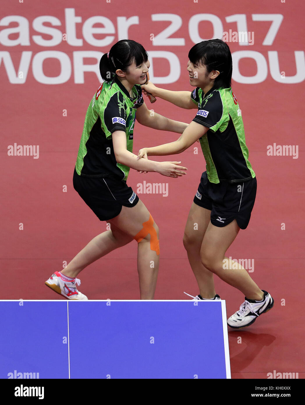 Magdeburg, Deutschland. November 2017. Die Japaner Hina Hayata (L) und Miu Hirano (R) feiern nach ihrem Sieg 3-0 beim Finale des Doppeldoppels der Frauen beim Tischtennis-Spiel zwischen Chen Szu-Yu/Cheng I-Ching (Taiwan) und Hina Hayata/Miu Hirano (Japan) in Magdeburg, Deutschland, am 12. November 2017. Quelle: Ronny Hartmann/dpa-Zentralbild/dpa/Alamy Live News Stockfoto