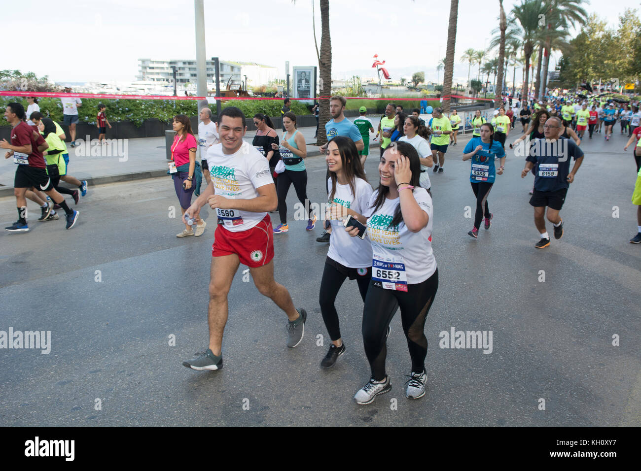 Beirut, Libanon, 12 Nov, 2017 Menschen in der Blom Bank Beirut Marathon Beirut Libanon Kreditkarte läuft: Mohamad Itani/Alamy leben Nachrichten Stockfoto