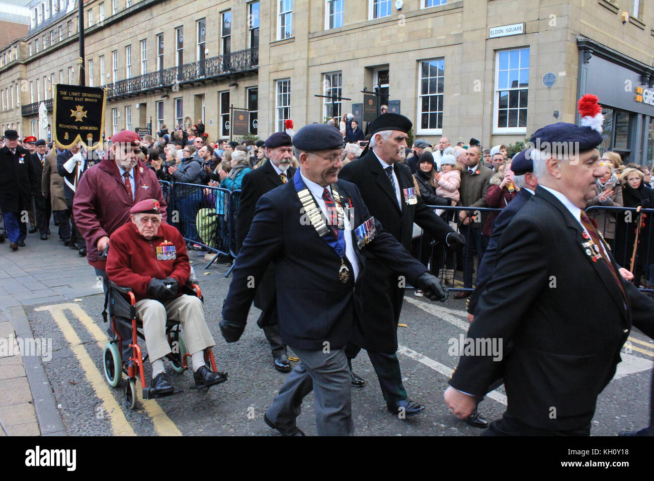 Newcastle, UK. 12 Nov, 2017. Veteranen, Truppen, Band der Königlichen Regiment Füsiliere, Lord-Lieutenant in Erinnerung Sonntag Parade & Kranzniederlegung am Kriegerdenkmal alte Eldon Square, Newcastle upon Tyne, Großbritannien, 12. November 2017 zur Festlegung. David Whinham/Alamy Live News Credit: Stockfoto