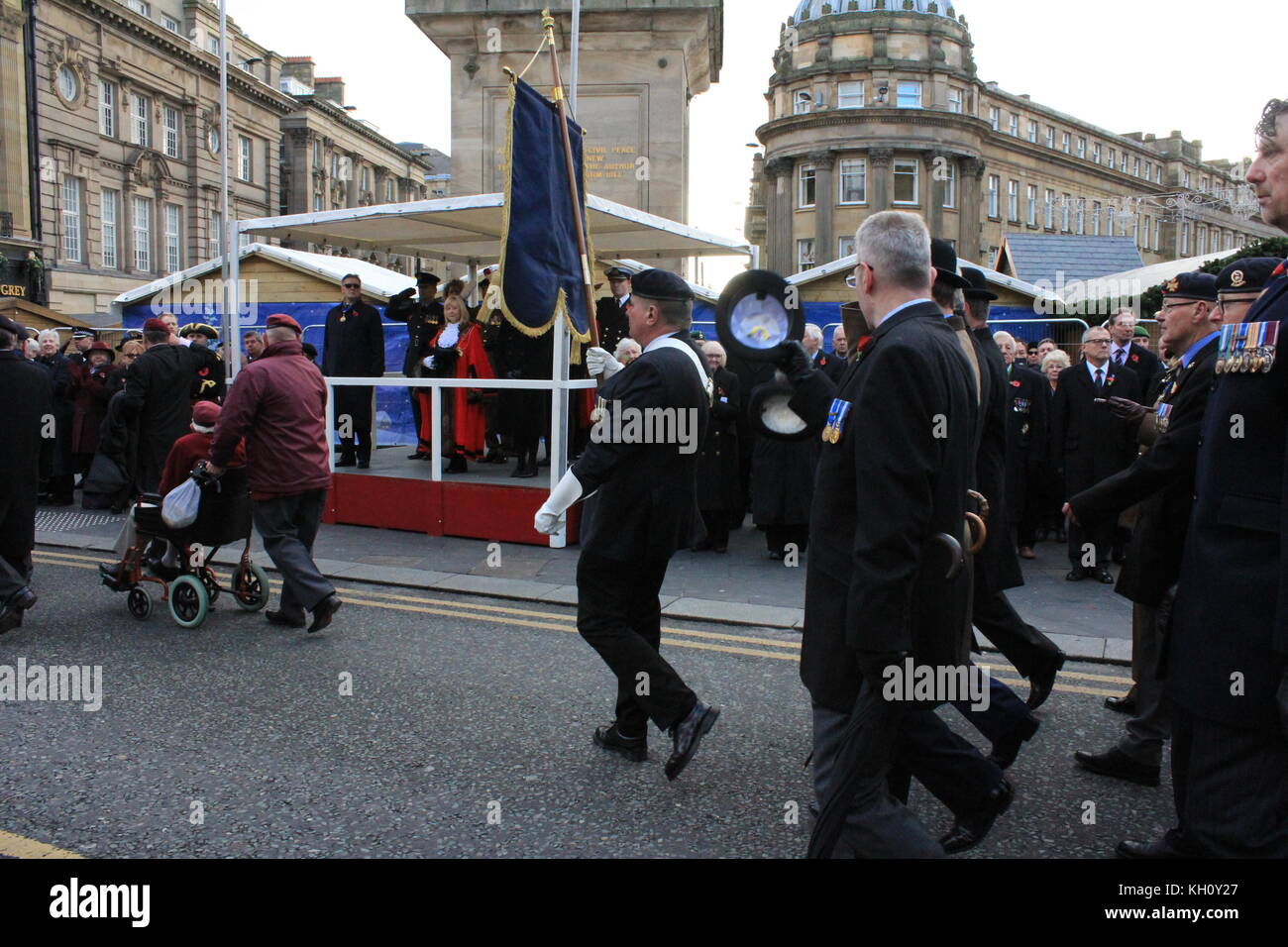 Newcastle, UK. 12 Nov, 2017. Veteranen, Truppen, Band der Königlichen Regiment Füsiliere, Lord-Lieutenant in Erinnerung Sonntag Parade & Kranzniederlegung am Kriegerdenkmal alte Eldon Square, Newcastle upon Tyne, Großbritannien, 12. November 2017 zur Festlegung. David Whinham/Alamy Live News Credit: Stockfoto