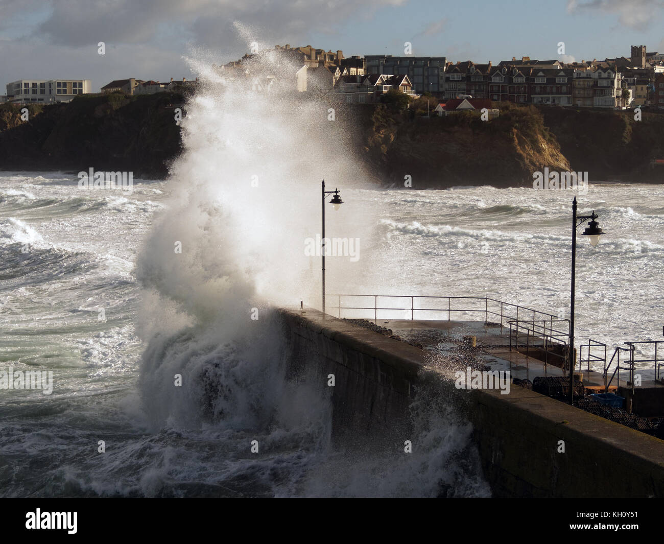Newquay, Großbritannien. 12 Nov, 2017. UK Wetter Nordisch raue See pound Cornwall Zeichnung Zuschauer und Draufgänger. Am 12. November 2017 Robert Taylor/Alamy leben Nachrichten Newquay, Cornwall, England. Credit: Robert Taylor/Alamy leben Nachrichten Stockfoto