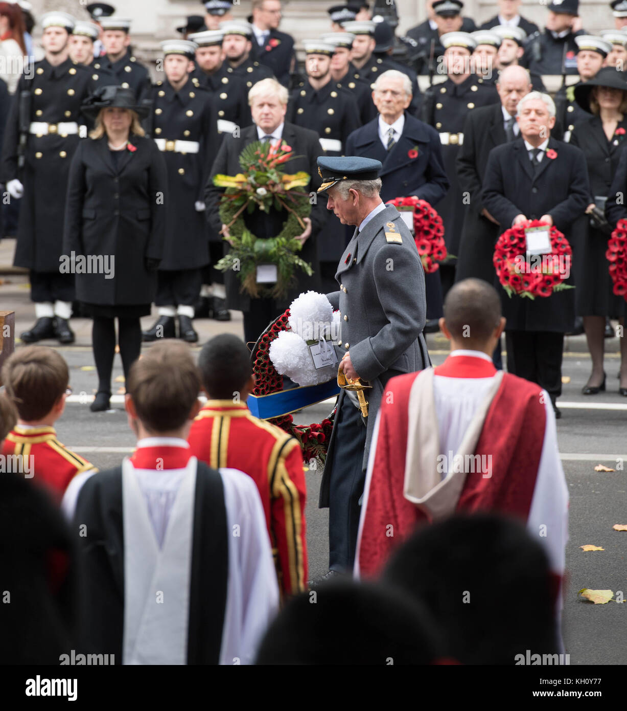 London, 12. November 2017 seine Königliche Hoheit der Prinz von Wales mit Seinem Kranz am nationalen Dienst der Erinnerung an das Ehrenmal, Whitehall, London. Stockfoto