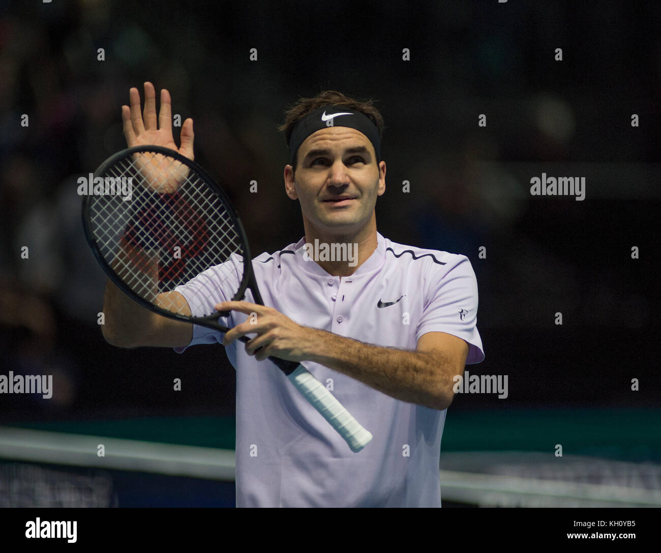 O2, London, Großbritannien. 12. November 2017. Tag 1 des Nitto ATP Finals, nachmittägiges Einzelspiel mit Roger Federer (SUI), Weltrangliste 2, gegen Jack Sock (USA), Samen 8. Endergebnis 6-4; 7-6 für Federer. Federer feiert seinen Sieg. Quelle: Malcolm Park/Alamy Live News. Stockfoto