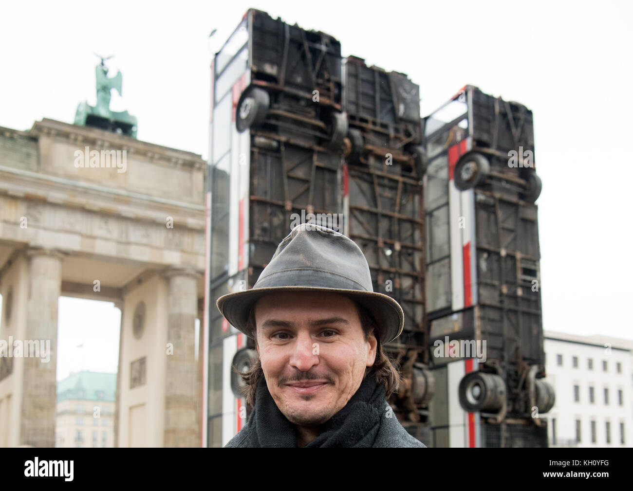 Berlin, Deutschland. 10. November 2017. Der syrischen Künstler manaf halbouni hinter dem Brandenburger Tor während einer Presse Tour steht für die 3 Berliner Herbstsalon des Maxim Gorki Theaters. Er vor seiner Installation wirft 'Monument temporäre Skulptur' in Berlin, Deutschland, 10. November 2017. Vom 11. bis zum 26. November Kunstwerke bildende und darstellende Künstler gehen in die Theater und in die entgegengesetzte Richtung Crown Prince Palace mit dem Slogan angezeigt werden esintegrate selbst ''D. Credit: soeren Stache/dpa/alamy leben Nachrichten Stockfoto