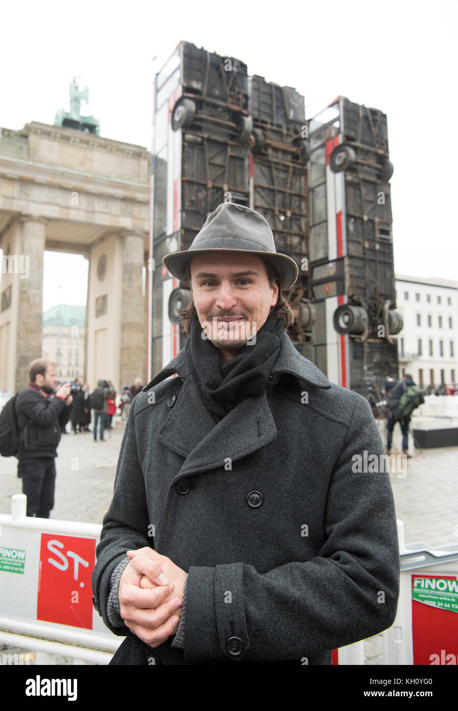 Berlin, Deutschland. 10. November 2017. Der syrischen Künstler manaf halbouni hinter dem Brandenburger Tor während einer Presse Tour steht für die 3 Berliner Herbstsalon des Maxim Gorki Theaters. Er vor seiner Installation wirft 'Monument temporäre Skulptur' in Berlin, Deutschland, 10. November 2017. Vom 11. bis zum 26. November Kunstwerke bildende und darstellende Künstler gehen in die Theater und in die entgegengesetzte Richtung Crown Prince Palace mit dem Slogan angezeigt werden esintegrate selbst ''D. Credit: soeren Stache/dpa/alamy leben Nachrichten Stockfoto