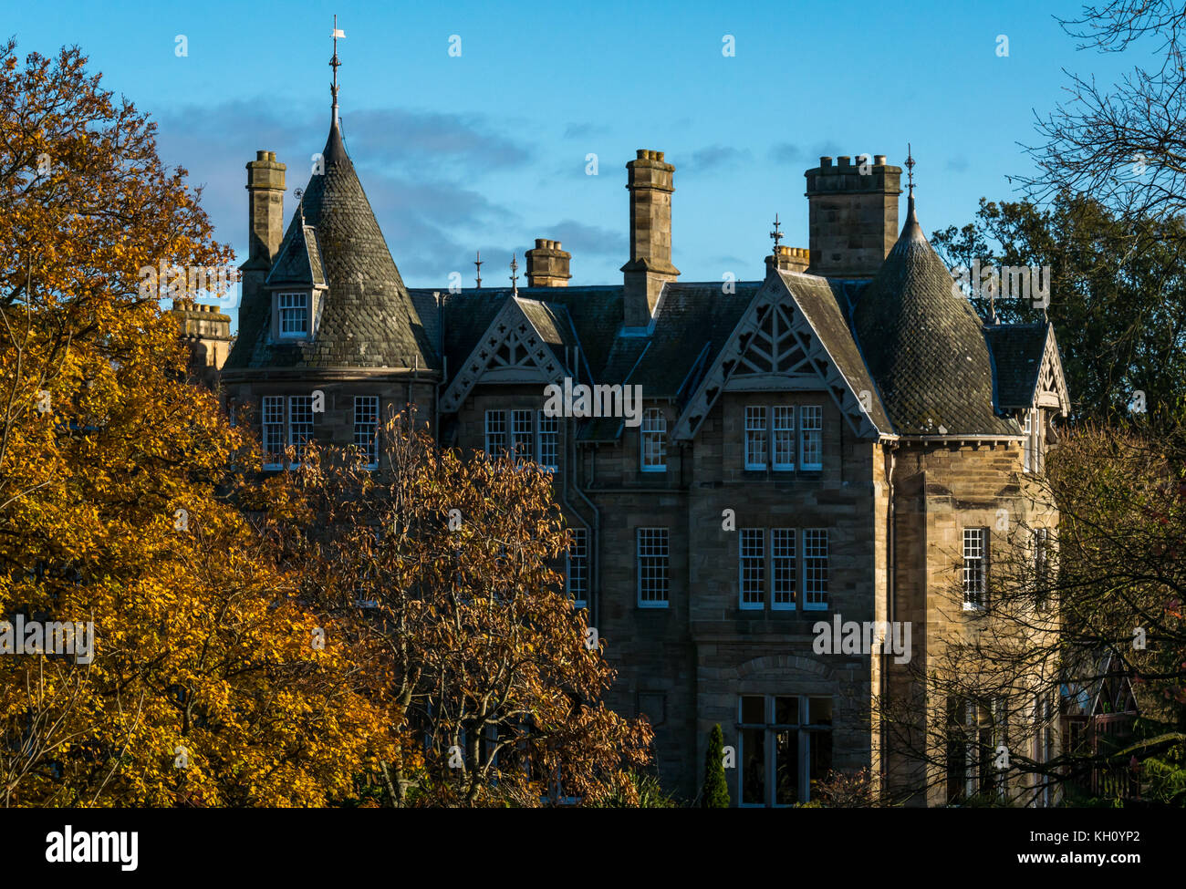 Vogrie Country Park, Midlothian, Schottland, Vereinigtes Königreich, 12. November 2017. Sonnigen Herbstwetter mit Gelb und Gold Bäume an der schottischen fürstlichen Stil türmen Vogrie Haus Stockfoto
