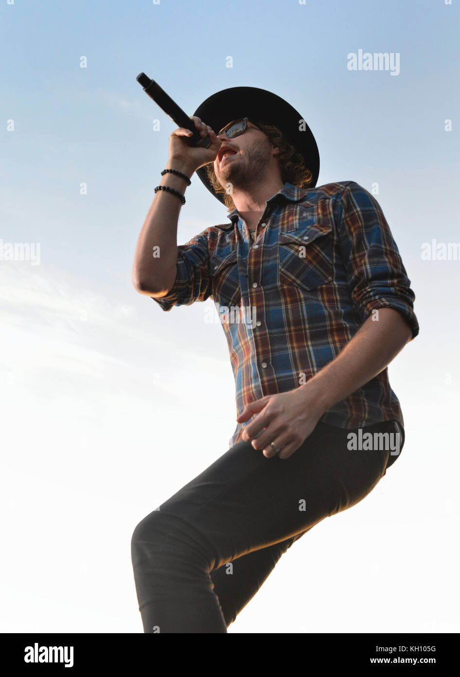 Doheny State Beach, California, USA, 11. November 2017 - Thousand Horses, Lead Sänger, Michael Hobby beim Driftwood Festival, Dana Point California - Bildnachweis: Ken Howard/Alamy Live News Stockfoto