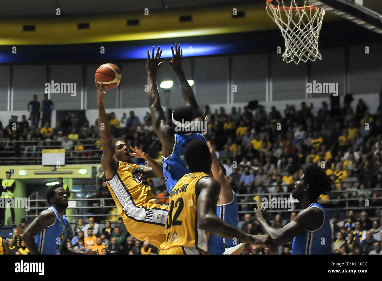 Turin, Italien. November 2017. Deron Washington (Fiat Auxilium Torino) während der CAMPIONATO BASKET SERIE 2017/18 EIN Basketballspiel zwischen FIAT AUXILIUM TORINO VS VANOLI CREMONA im PalaRuffini am 12. November 2017 in Turin, Italien. Quelle: FABIO PETROSINO/Alamy Live News Stockfoto