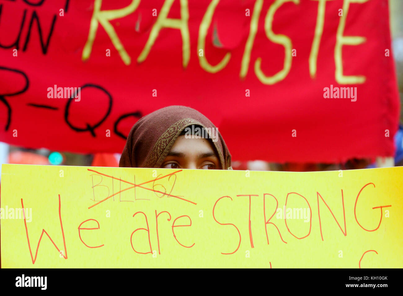 Montreal, Kanada. November 2017. Muslimische Frau, die an einem protestmarsch gegen Rassismus teilnimmt. Quelle: Mario Beauregard/Alamy Live News Stockfoto