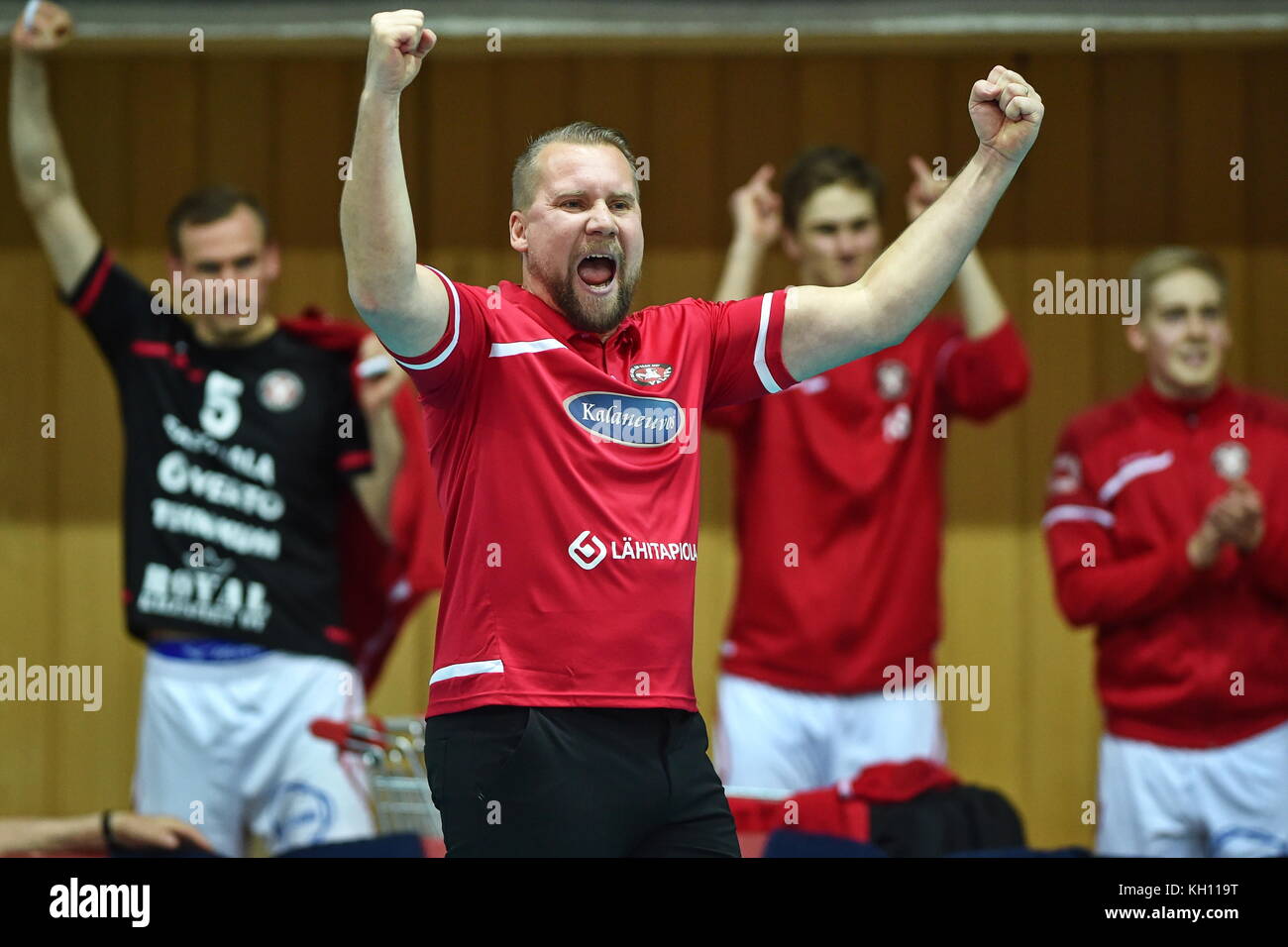 Ceske Budejovice, Tschechische Republik. November 2017. Trainer von Sastamala SAMI KURTTILA feiert 2018 beim Qualifikationsspiel der CEV Volleyball Champions League - Männer (3. Runde, Bein 2) VK Jihostroj Ceske Budejovice gegen Ford Store Levoranta SASTAMALA in Ceske Budejovice, Tschechische Republik, am 12. November 2017. Quelle: Vaclav Pancer/CTK Photo/Alamy Live News Stockfoto