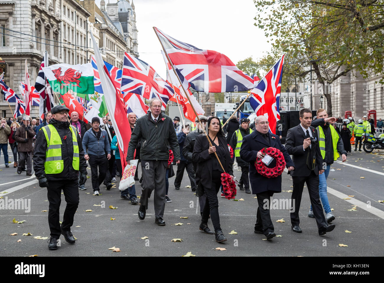 London, Großbritannien. 12 Nov, 2017. Mitglieder der Nationalen Front (NF) rechtsextreme Gruppe März bis das Ehrenmal in Whitehall auf das Gedenken Sonntag. Credit: Guy Corbishley/Alamy leben Nachrichten Stockfoto