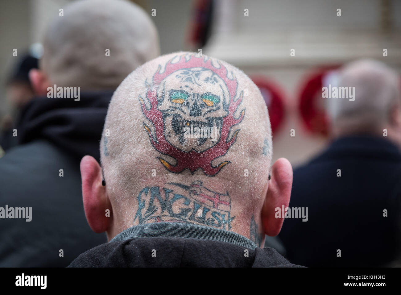 London, Großbritannien. 12 Nov, 2017. Mitglieder der Nationalen Front (NF) rechtsextreme Gruppe März bis das Ehrenmal in Whitehall auf das Gedenken Sonntag. Credit: Guy Corbishley/Alamy leben Nachrichten Stockfoto