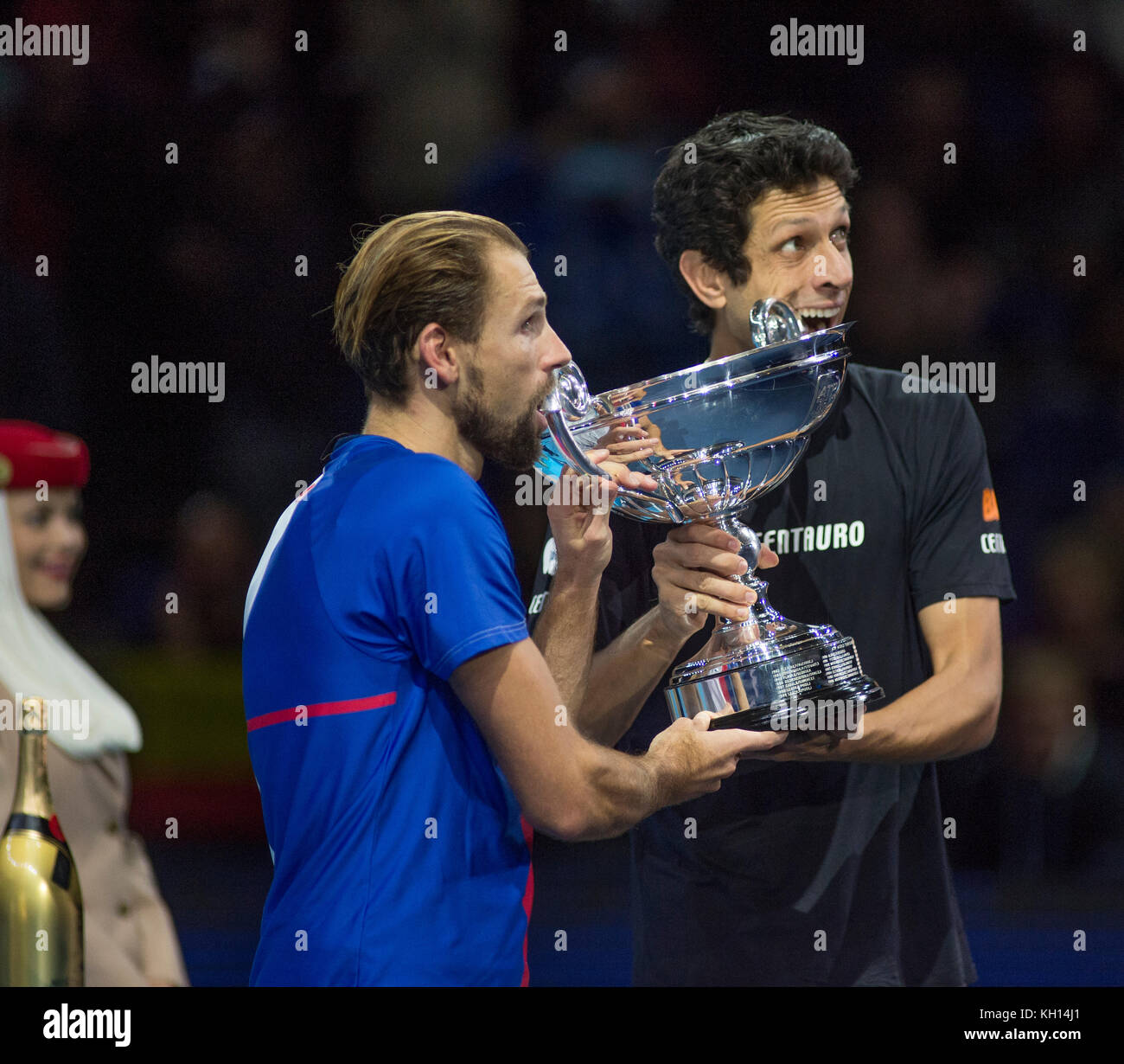 O2, London, Großbritannien. 13. November 2017. Lukasz Kubot und Marcelo Melo beenden diese Saison als Doppelteam auf Platz 1 der Weltrangliste und werden auf dem Platz mit dem ATP World Tour No1 Doubles Team präsentiert, das von Emirates präsentiert wird. Quelle: Malcolm Park/Alamy Live News. Stockfoto