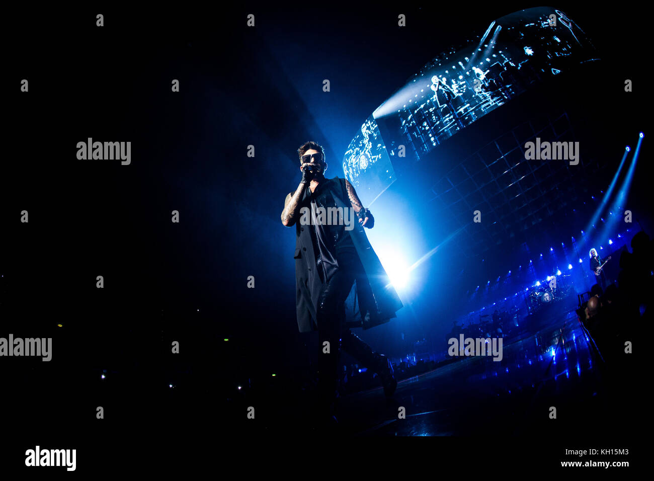 Bologna, Italien. 10 Nov, 2017 Adam Lambert der englischen Rockband Queen abgebildet auf der Bühne als Sie leben auf Unipol Arena in Bologna Italien durchführen. Credit: Roberto finizio / Pacific Press/alamy leben Nachrichten Stockfoto