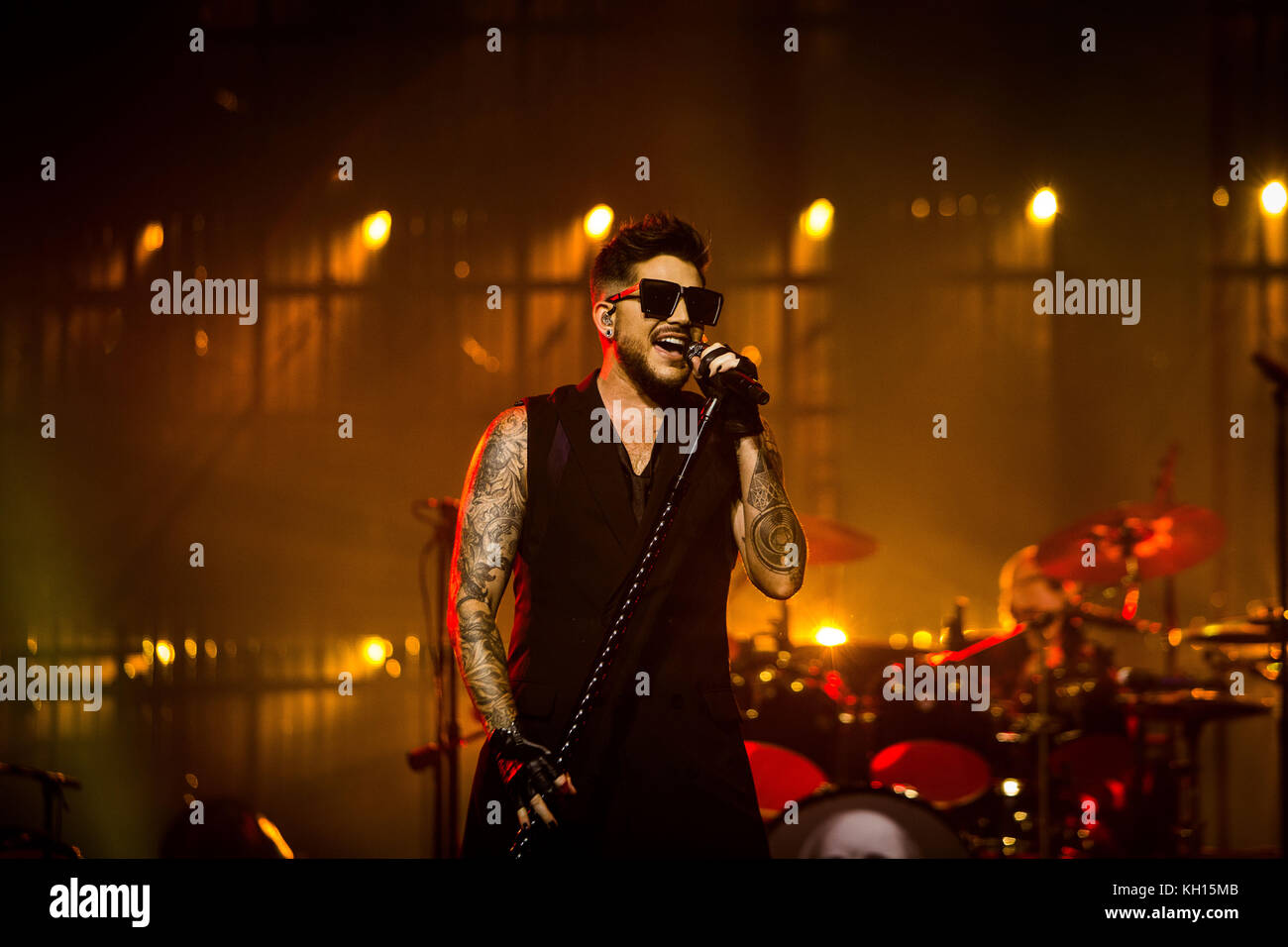 Bologna, Italien. 10 Nov, 2017 Adam Lambert der englischen Rockband Queen abgebildet auf der Bühne als Sie leben auf Unipol Arena in Bologna Italien durchführen. Credit: Roberto finizio / Pacific Press/alamy leben Nachrichten Stockfoto