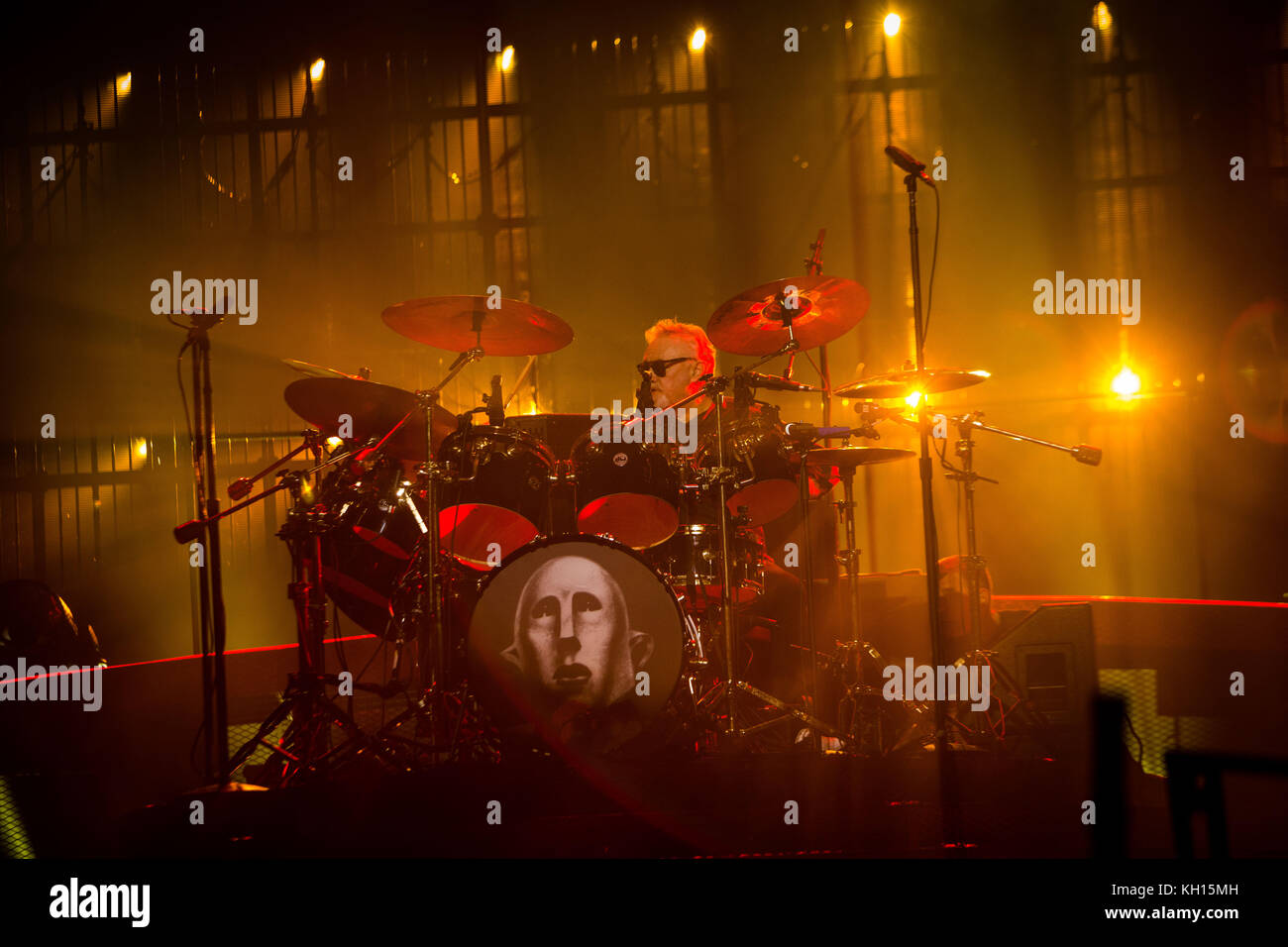 Bologna, Italien. 10.. November 2017. Roger Taylor von der englischen Rockband Queen auf der Bühne, als sie live in der Unipol Arena in Bologna Italien auftreten. Quelle: Roberto Finizio/Pacific Press/Alamy Live News Stockfoto