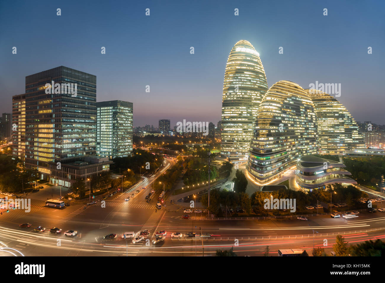 Peking Stadtbild und berühmtes Wahrzeichen Gebäude in Wangjing Soho bei Nacht in Peking, China. Stockfoto