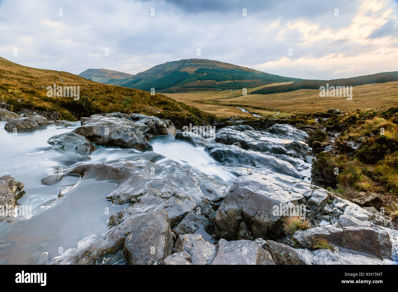 Das Wasser fließt an der Fairy Pools im Isle of Skye Stockfoto