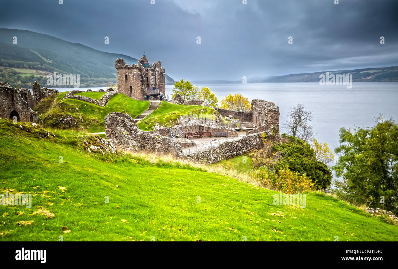 Urquhart Castle mit dunklen Wolke Himmel Stockfoto