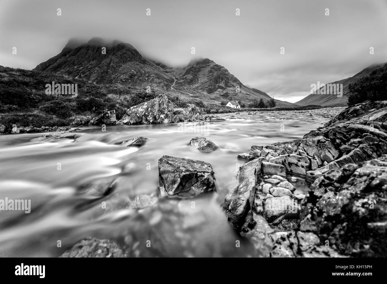 Lonely House in Cardiff in den Highlands von Schottland in Schwarz und Weiß Stockfoto