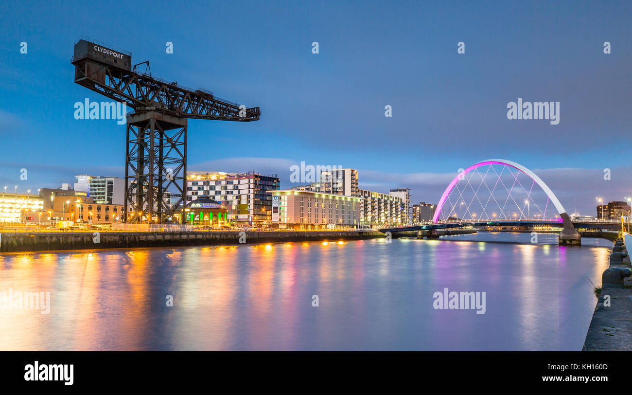 Clyde Arc und Glasgow Skyline bei Nacht Stockfoto