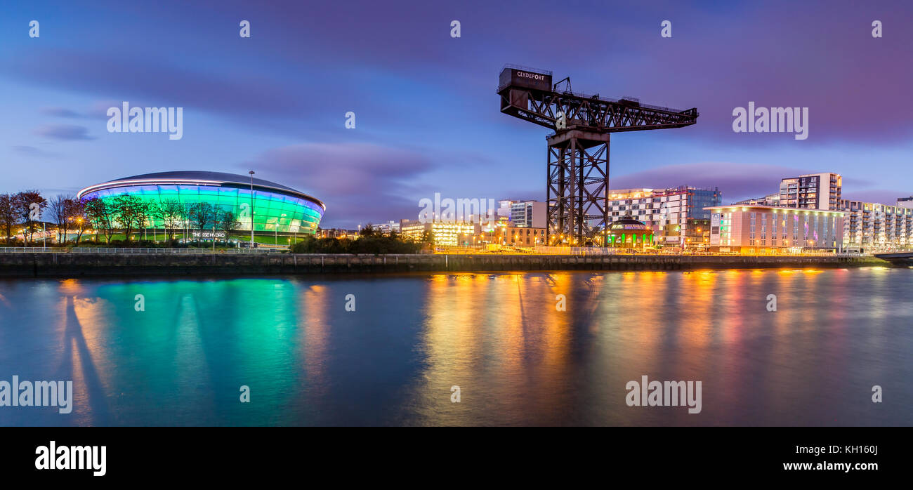 Clyde Arc und Glasgow Skyline bei Nacht Stockfoto