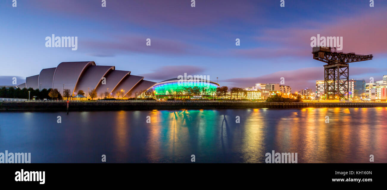 Gürteltier, clydeport und Glasgow Skyline bei Nacht Stockfoto