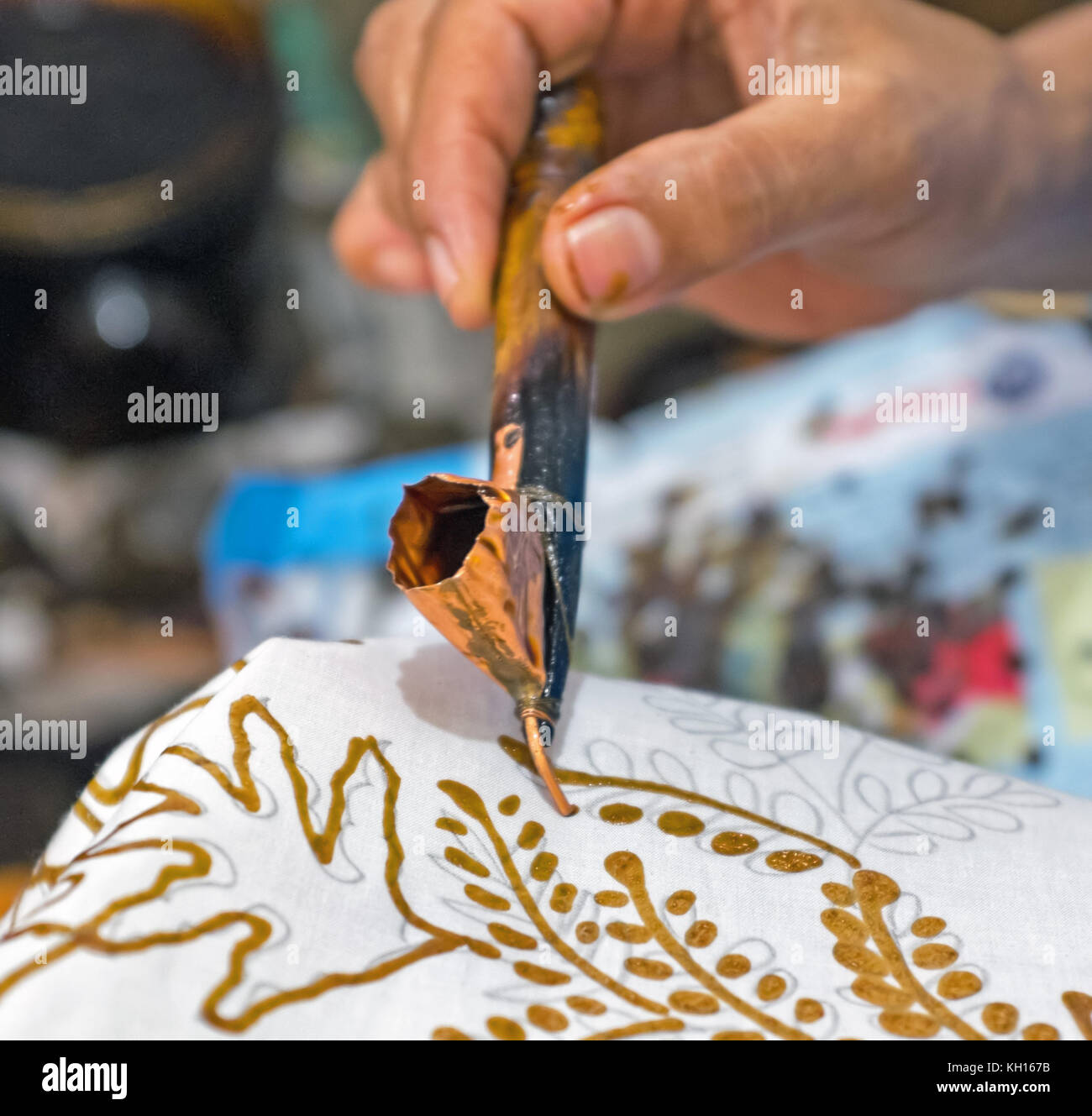 Malerei Aquarell auf der fabric Batik zu machen. Batik ist Teil der indonesischen Kultur Stockfoto