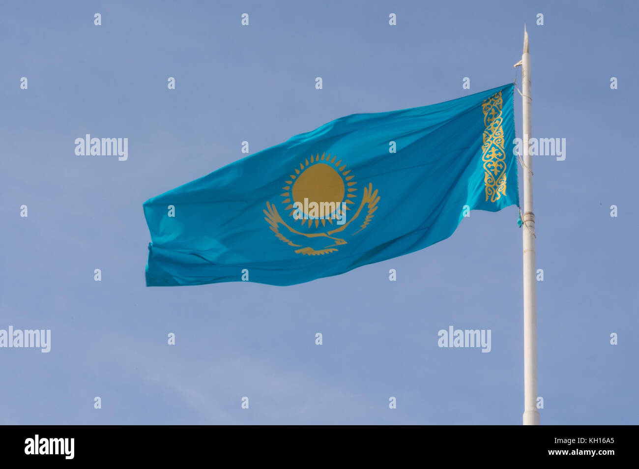 Business Kasachstan, Fahne von Kasachstan vor blauem Himmel im Wind, blaue Fahne von Kasachstan, Almaty Kasachstan, Kasachstan Stockfoto