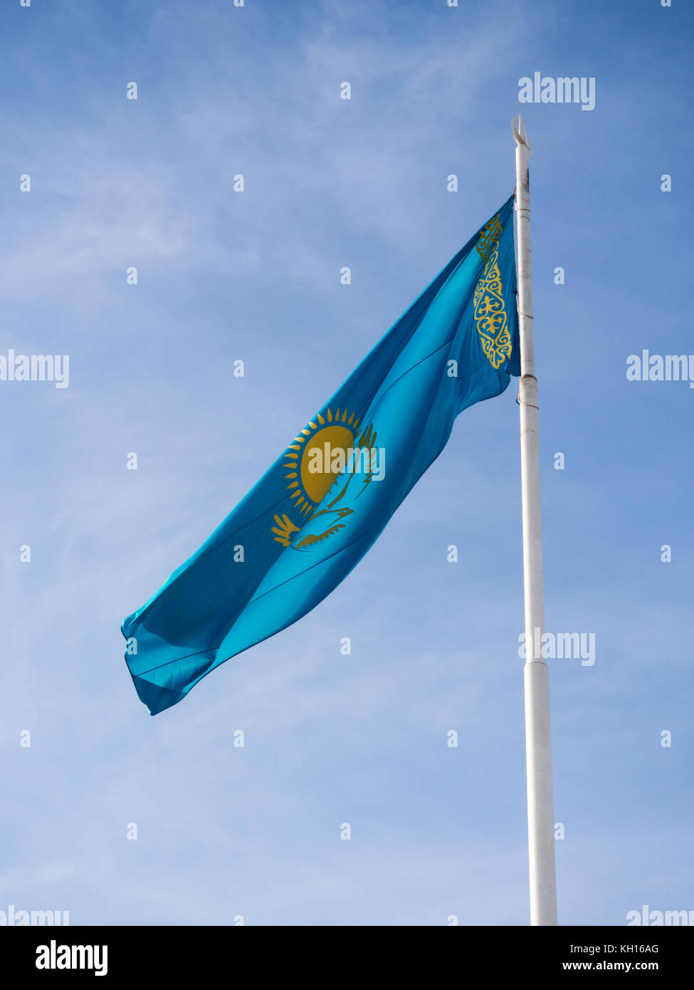 Business Kasachstan, Fahne von Kasachstan vor blauem Himmel im Wind, blaue Fahne von Kasachstan, Almaty Kasachstan, Kasachstan Stockfoto