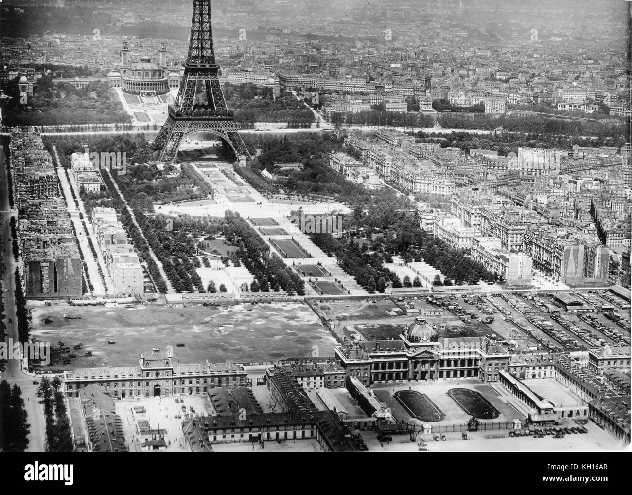 Luftbild des Trocadero (links hinten) in der Champ de Mars, dem Eiffelturm (Mitte) und das Hotel des Invalides im Vordergrund, wie man es von einem US Army Air Corps Flugzeuge, Paris, Frankreich, 1927. Stockfoto