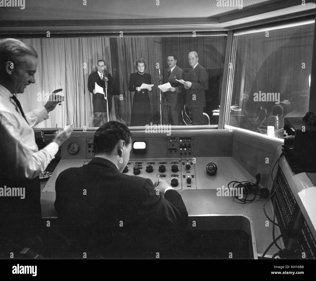 Akteure in einem soliden Stand beobachten Sie den Direktor (ganz links) von Radio Produktion "Wohnzimmer der 50er, "New York, New York, 1950. Stockfoto