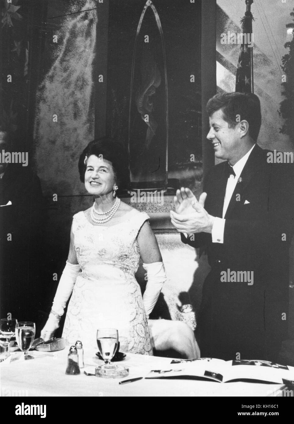 Präsident John F. Kennedy und seine Mutter Frau Rose Kennedy auf der Ersten Internationalen Auszeichnungen Abendessen des Joseph P Kennedy, Jr Foundation in Washington, DC, 12.06.1962. Foto von Abbie Rowe Stockfoto