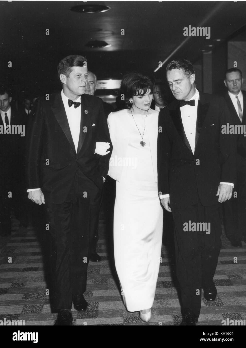 Präsident John F. Kennedy, Jacqueline Kennedy und Schwager Sargent Shriver im Gespräch auf der ersten internationalen Auszeichnungen Abendessen des Joseph P Kennedy, Jr Foundation in Washington, DC, 12.06.1962. Foto von Abbie Rowe Stockfoto