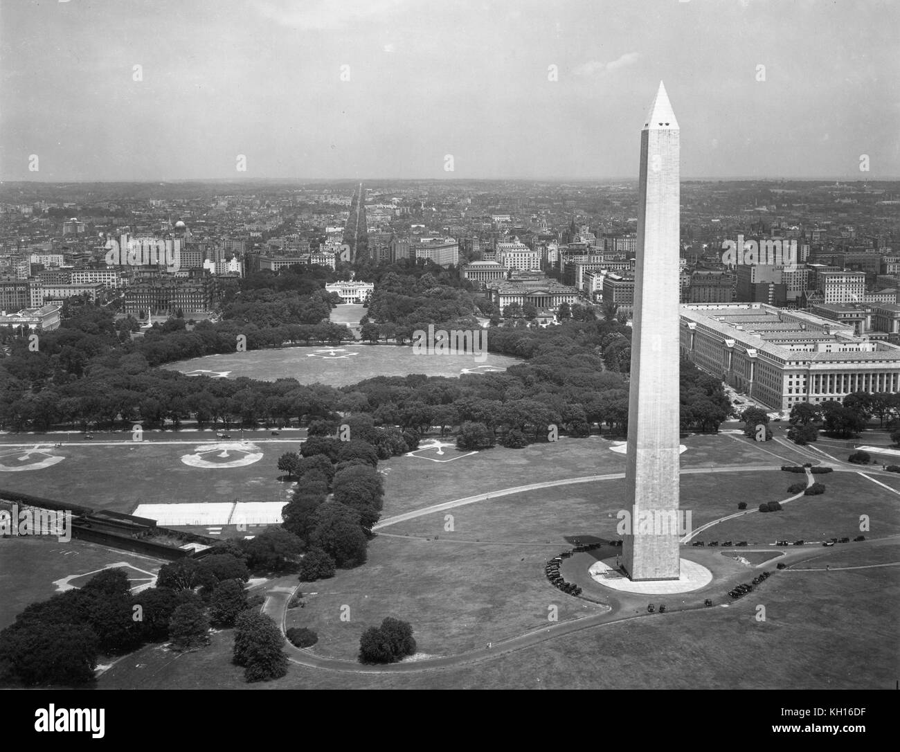 Luftaufnahme des Washington Monument, das Commerce Department (Mitte) und das Tidal Basin (oben rechts im Hintergrund) vor dem Bau des Jefferson Memorial, wie von einem US Army Air Corps Flugzeuge, Washington, DC, 03.12.1932. Stockfoto