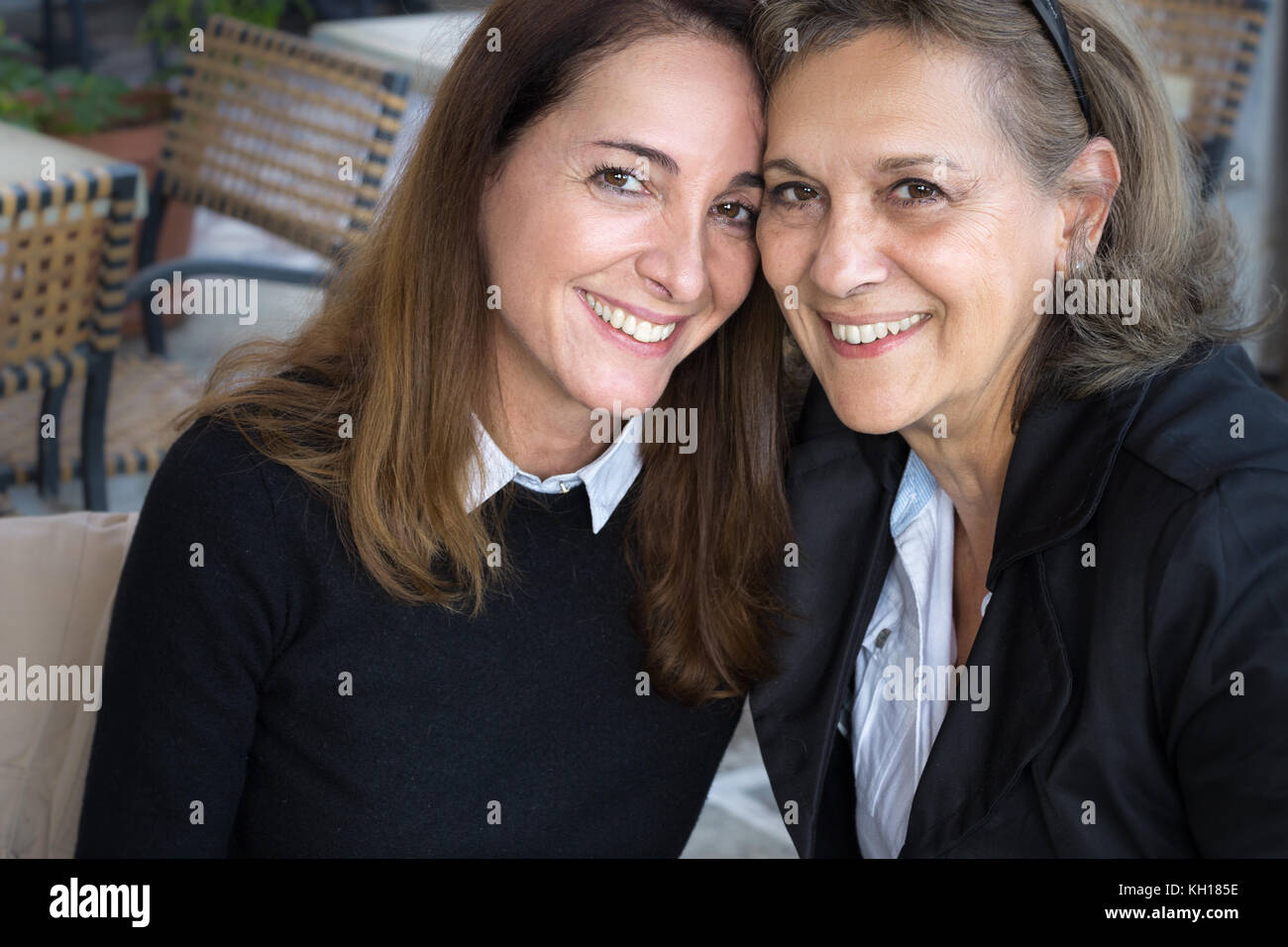 Porträt von zwei reife Frauen zusammen lächeln auf die Kamera schaut. Stockfoto