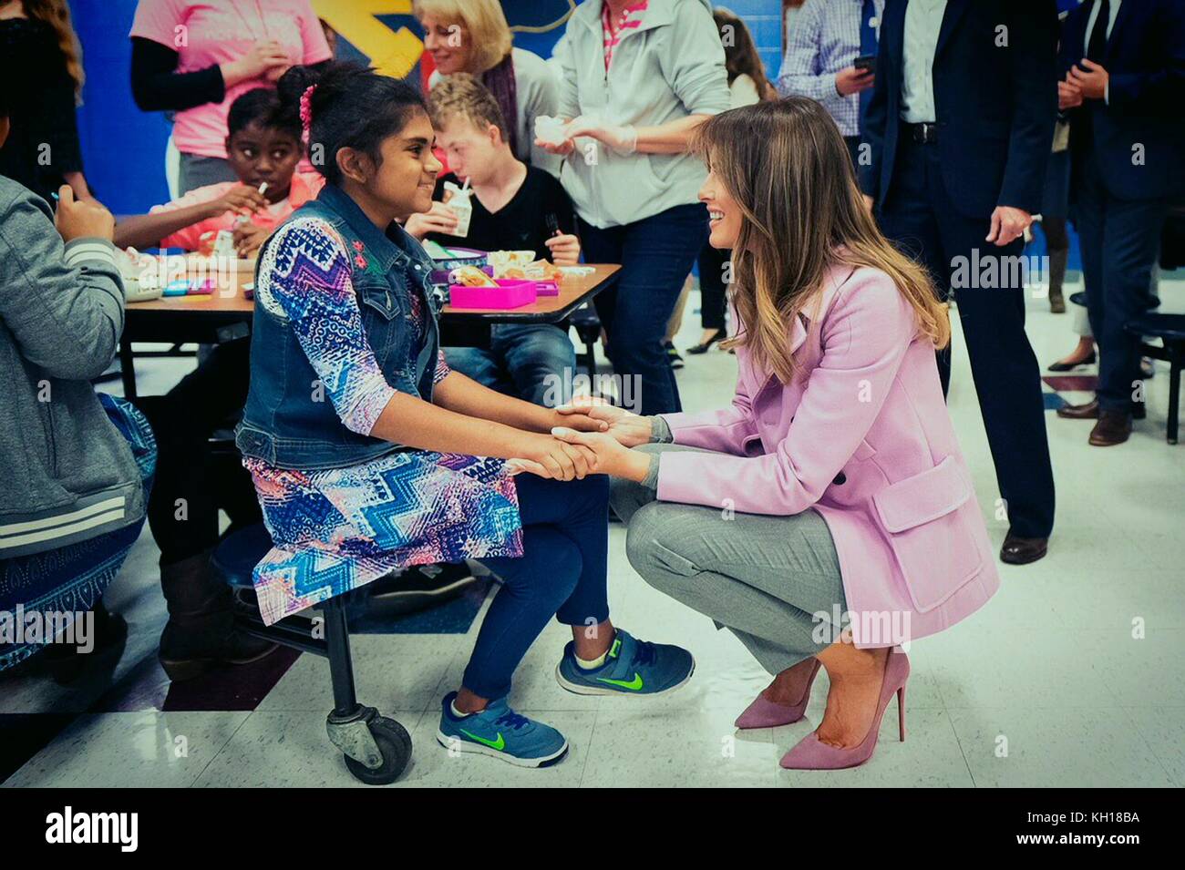 US First Lady Melania Trump spricht mit Schulkindern über Cybermobbing, um den National Mobbing Prevention Month am 23. Oktober 2017 in West Bloomfield, Michigan, an der Orchard Lake Middle School zu starten. (Foto vom Weißen Haus, Foto über Planetpix) Stockfoto