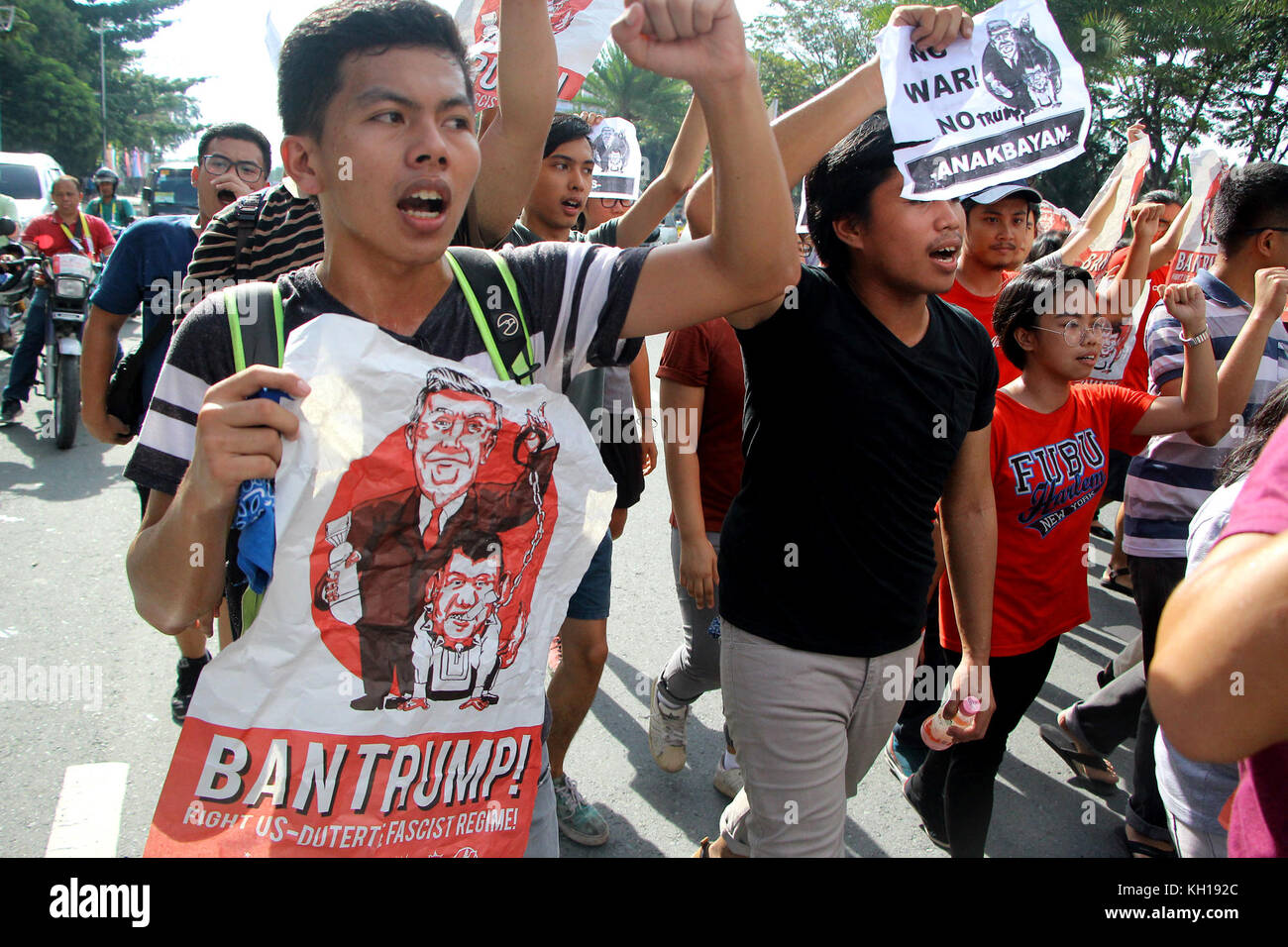 Mindanao, Philippinen. 11 Nov, 2017. Die Mitglieder der philippinischen Nationalpolizei (PNP) verteilten die Mitglieder der Liga der philippinischen Studenten (Lfs), nachdem Sie eine Beleuchtung Kundgebung vor der Philippine International Convention Centre (picc ist einer der Schauplatz der ASEAN-Treffen) in Pasay Stadt auf zu machen. 11, 2017 gegen uns Pres.trump Besuch und rufen uns zu Ende Intervention in Mindanao. Credit: Gregorio b. Dantes jr./Pacific Press/alamy leben Nachrichten Stockfoto