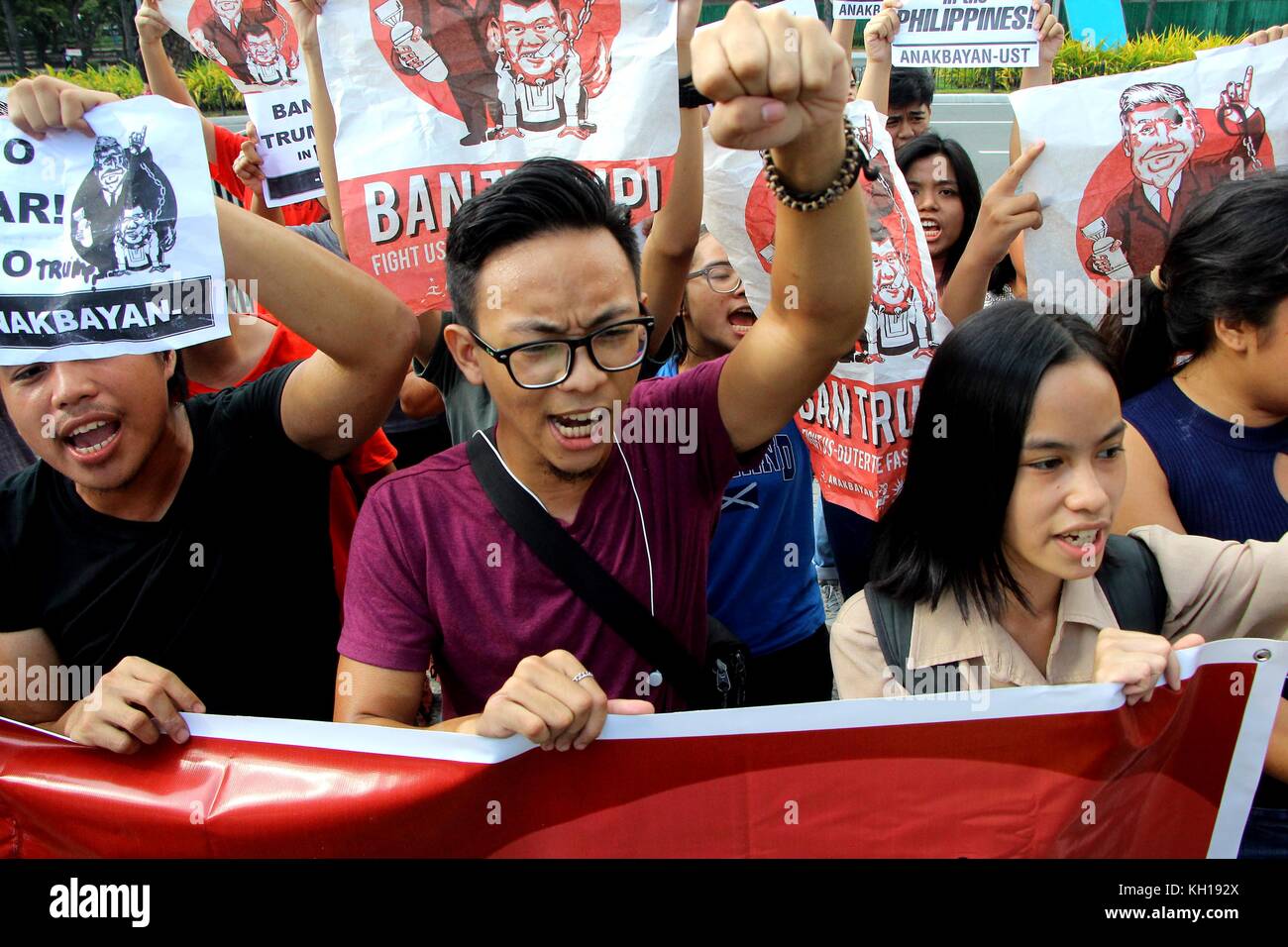 Mindanao, Philippinen. 11 Nov, 2017. Die Mitglieder der philippinischen Nationalpolizei (PNP) verteilten die Mitglieder der Liga der philippinischen Studenten (Lfs), nachdem Sie eine Beleuchtung Kundgebung vor der Philippine International Convention Centre (picc ist einer der Schauplatz der ASEAN-Treffen) in Pasay Stadt auf zu machen. 11, 2017 gegen uns Pres.trump Besuch und rufen uns zu Ende Intervention in Mindanao. Credit: Gregorio b. Dantes jr./Pacific Press/alamy leben Nachrichten Stockfoto