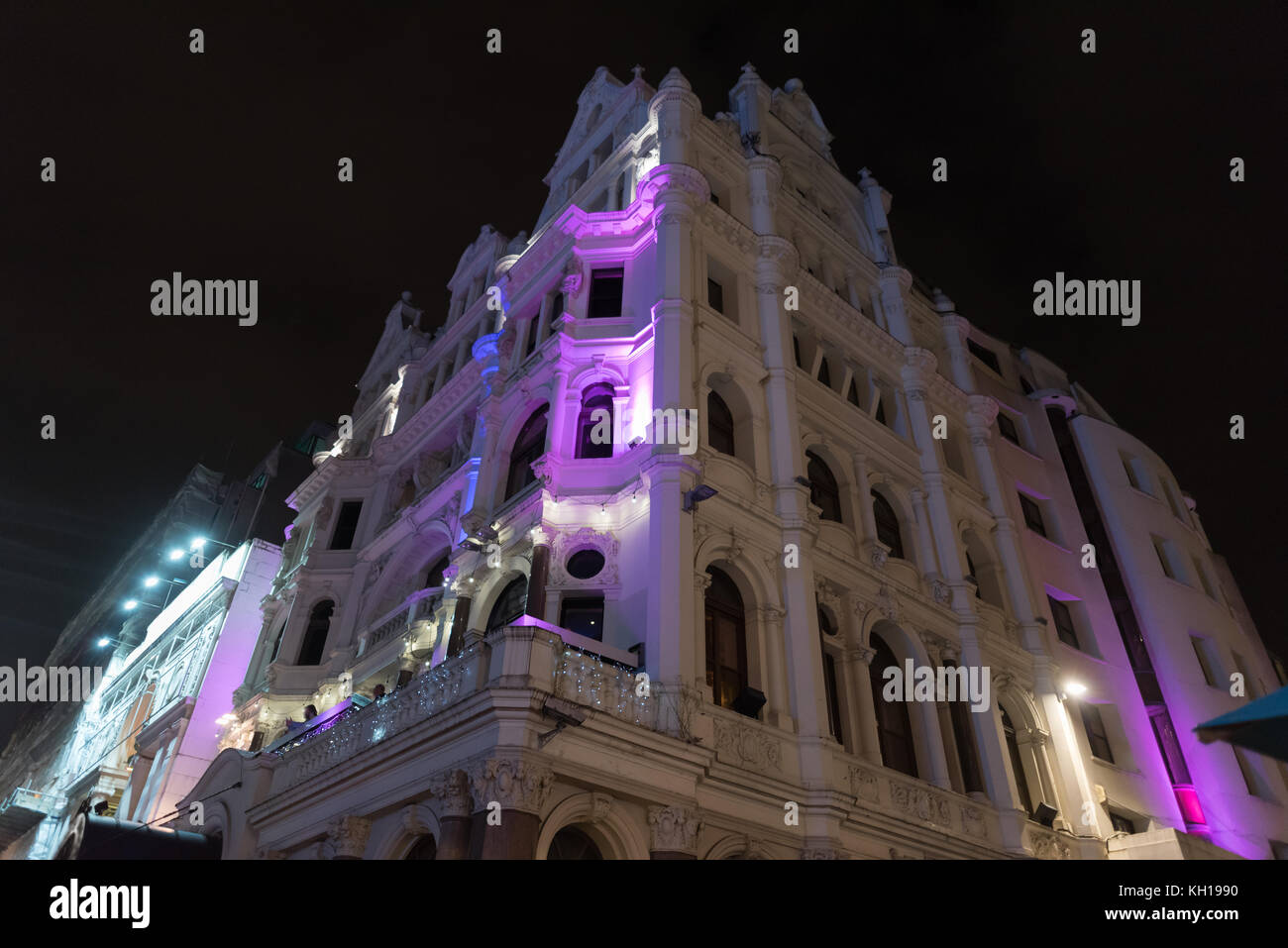 Schöne Gebäude am Leicester Square in London bei Nacht Stockfoto