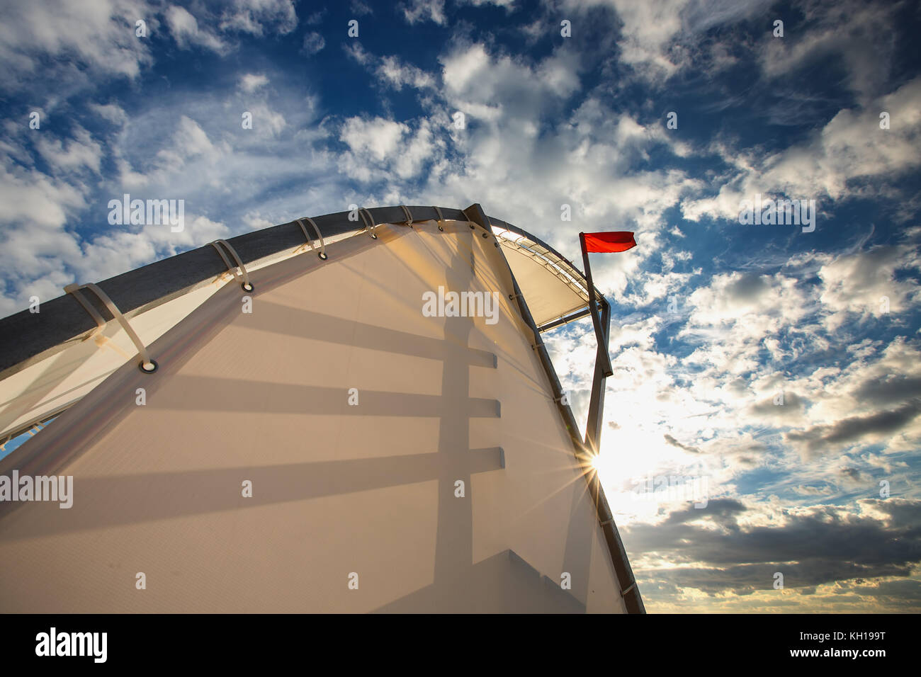 Red Flag und Meer und Rettungsschwimmer stehen Stockfoto