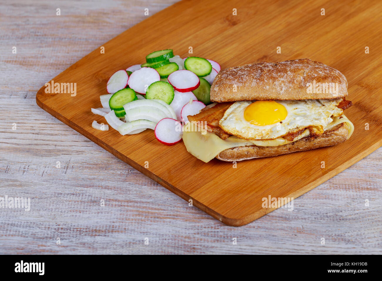 Toast Sandwich mit Spiegelei und mit radieschen Zwiebeln und Gurken auf, leckeres Frühstück Stockfoto